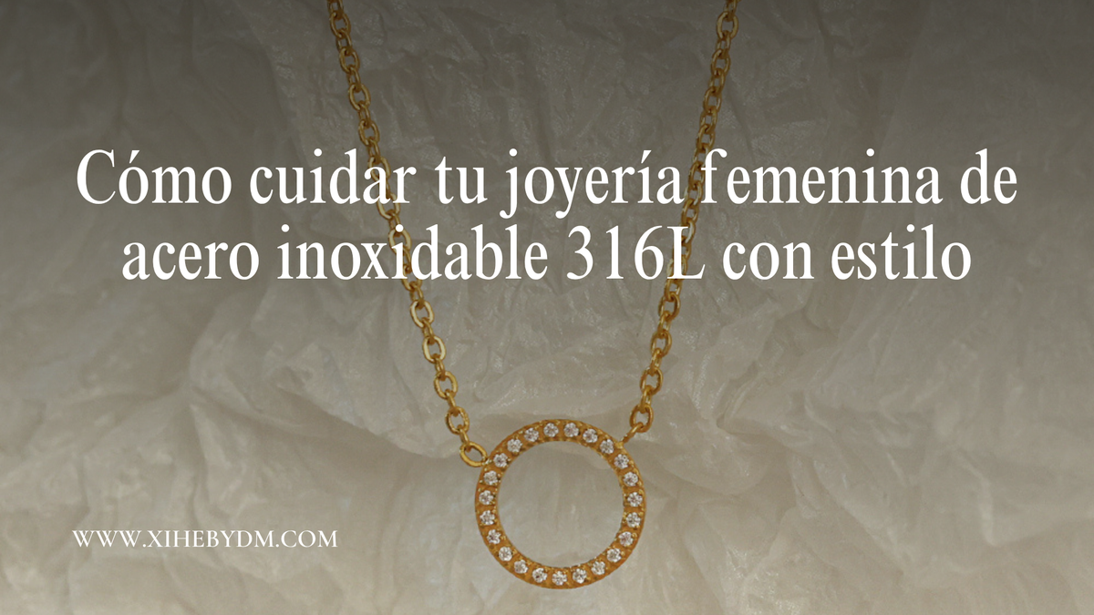 Collar dorado con colgante circular y piedras brillantes sobre tela beige | Xihe By Dm