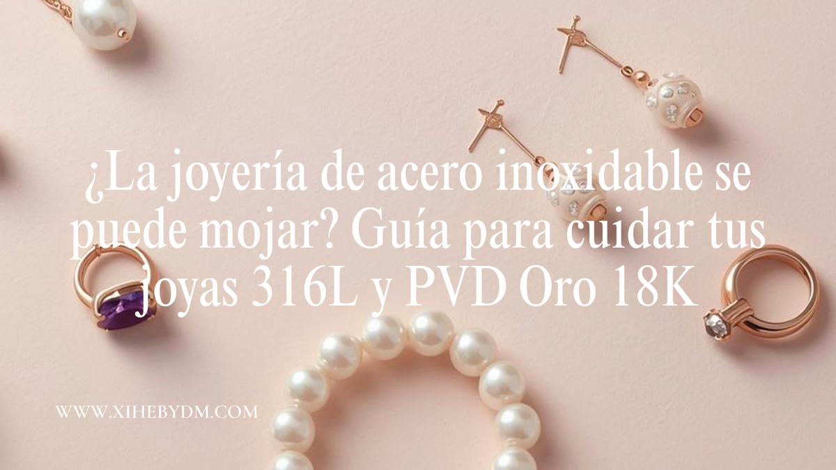 Joyas doradas con perlas, anillos y aretes sobre fondo beige | Xihe By Dm