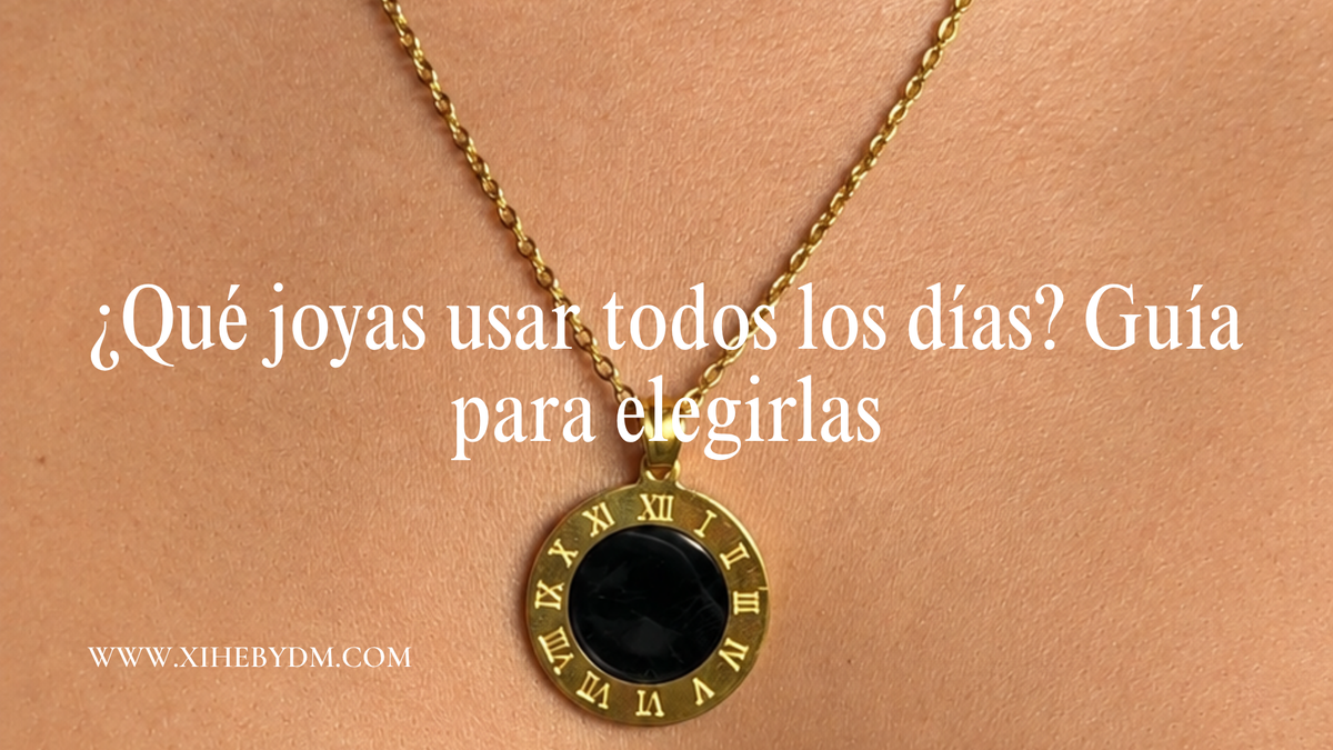 Mujer luciendo collar y aretes dorados con un estilo casual y elegante en tonos beige.