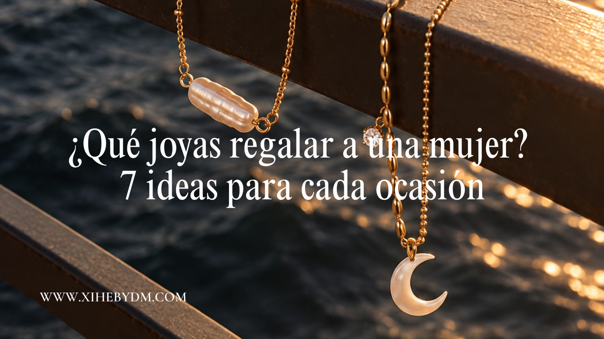Selección de joyas doradas para regalar, con collar, pulsera, aretes y anillo sobre fondo beige.