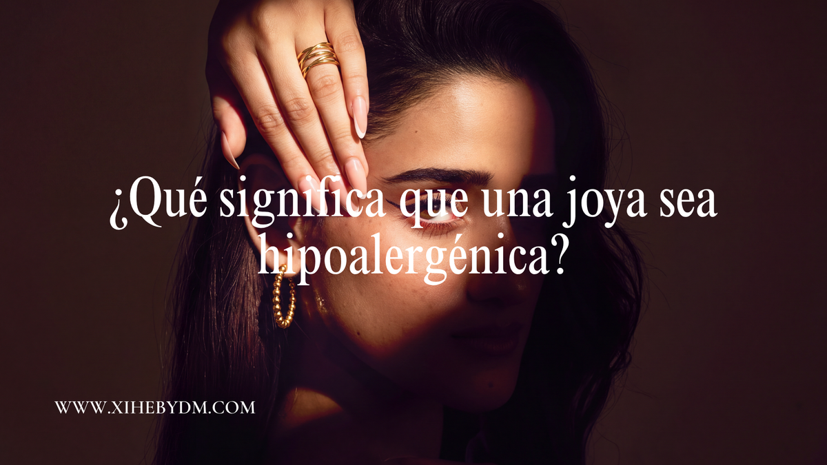 Mujer luciendo aretes y collar dorados de Xihe By Dm con un estilo elegante y minimalista.