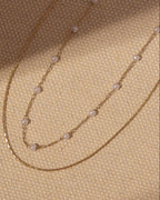 Detalle de collar Doble Luz de Perlas con acabado dorado