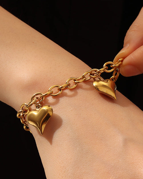 Detalle de pulsera Corazones Brillantes con acabado dorado
