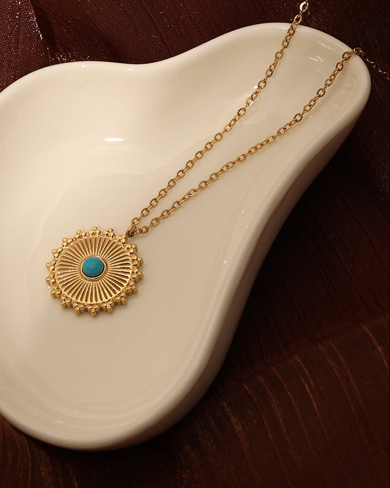 Detalle de collar Ojo del Alba con acabado dorado