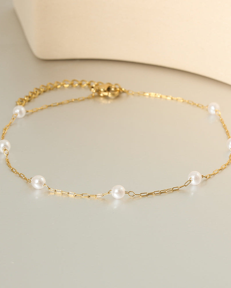 Detalle de tobillera Mar de Perlas con acabado dorado