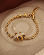 Detalle de pulsera Lazo Solar con acabado dorado