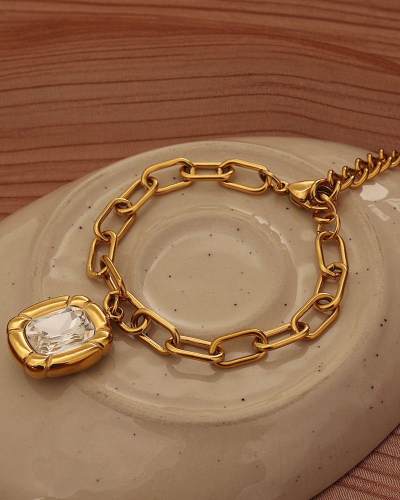 Detalle de pulsera Prisma del Alba con acabado dorado