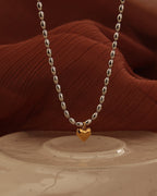 Detalle de collar Corazón Enlazado con acabado dorado