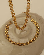 Detalle de pulsera Sendero Dorado con acabado dorado