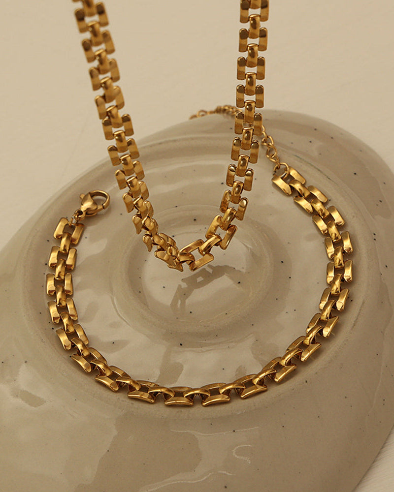 Detalle de pulsera Sendero Dorado con acabado dorado