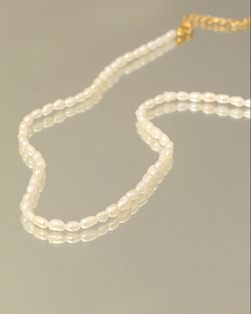 Detalle de collar Perla Aurora con acabado dorado