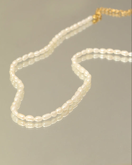Detalle de collar Perla Aurora con acabado dorado
