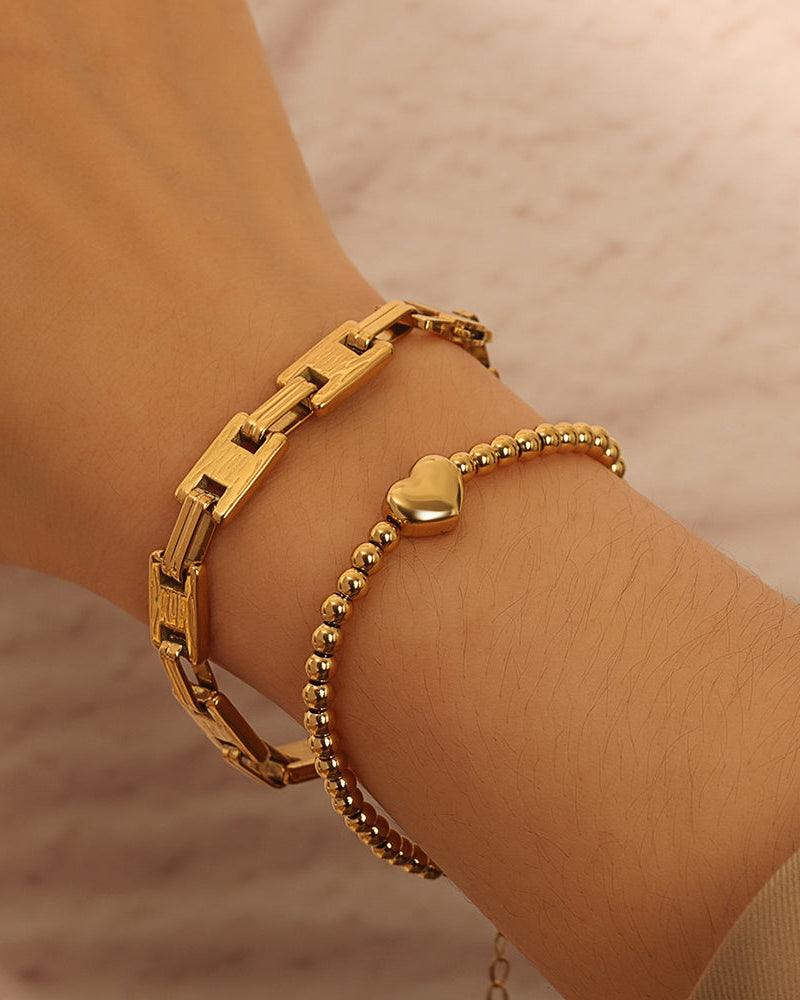 Detalle de pulsera Brazalete Enlace con acabado dorado