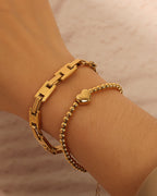 Detalle de pulsera Brazalete Enlace con acabado dorado