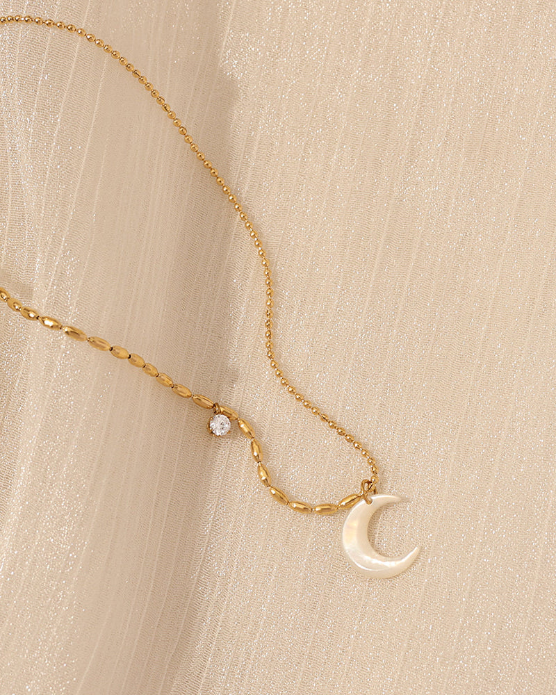 Detalle de collar Luna Madre con acabado dorado