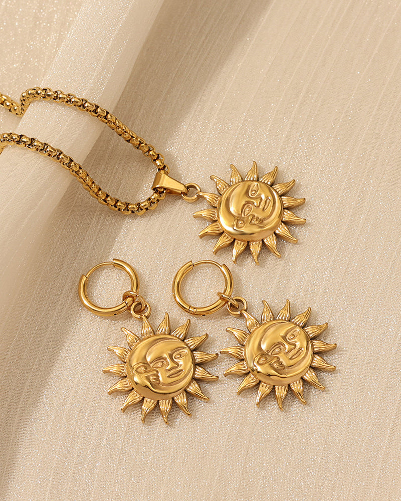 Detalle de collar Eclipse con acabado dorado