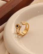 Detalle de anillo Ónice con acabado dorado