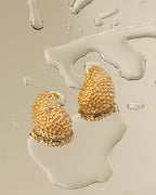 Detalle de aretes Lucero con acabado dorado