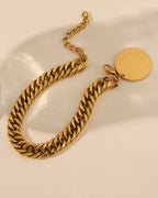 Detalle de pulsera Miami Sol con acabado dorado