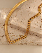 Detalle de collar Sendero con acabado dorado