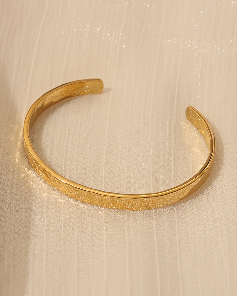 Detalle de pulsera Haz Dorado con acabado dorado
