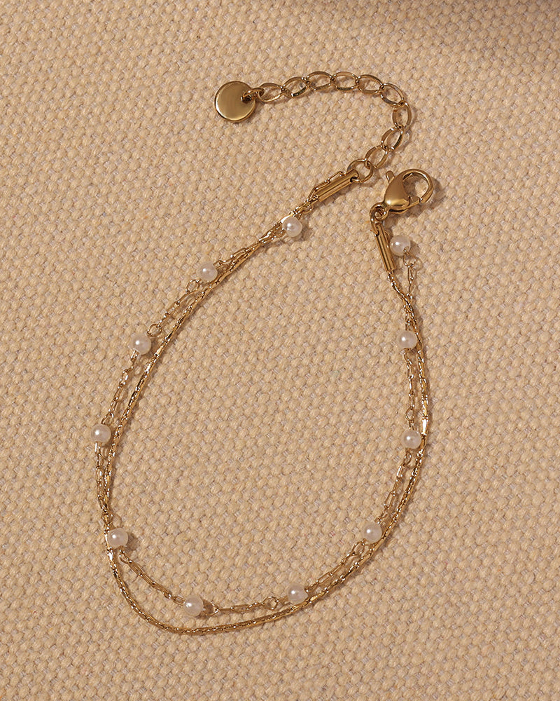 Detalle de pulsera Perla Creciente con acabado dorado