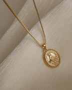 Detalle de collar Medallón Albor con acabado dorado