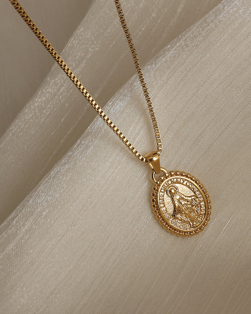 Detalle de collar Medallón Albor con acabado dorado