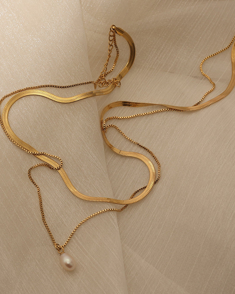 Detalle de collar Dúo Perla Aurora con acabado dorado