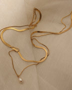 Detalle de collar Dúo Perla Aurora con acabado dorado
