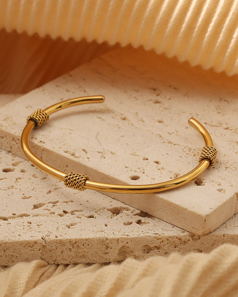 Detalle de pulsera Rayo Dorado con acabado dorado