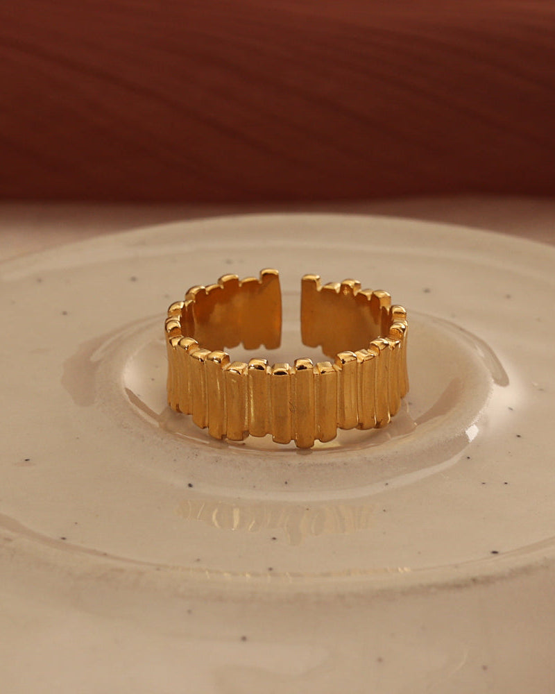 Detalle de anillo Aurora con acabado dorado
