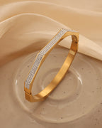 Detalle de pulsera Eje Luminar con acabado dorado