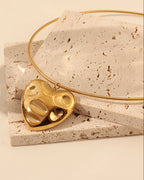 Detalle de collar Corazón Solar con acabado dorado