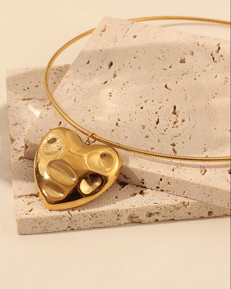 Detalle de collar Corazón Solar con acabado dorado