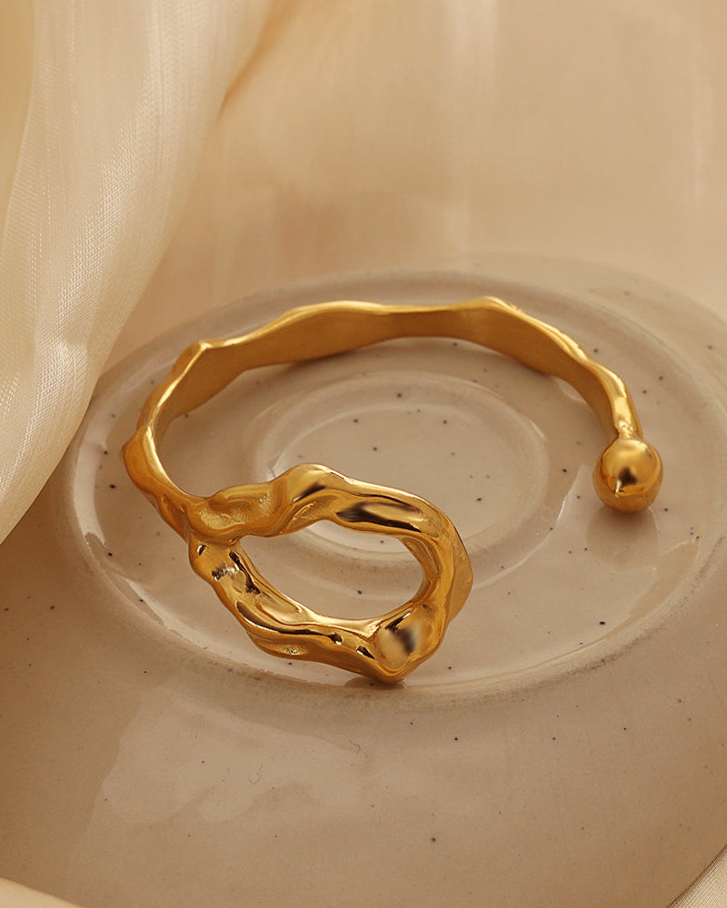 Detalle de pulsera Círculo de Luz con acabado dorado