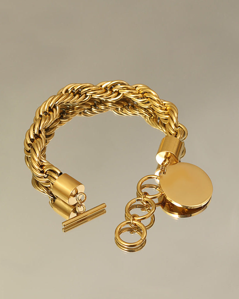 Detalle de pulsera Trenza Luminar con acabado dorado