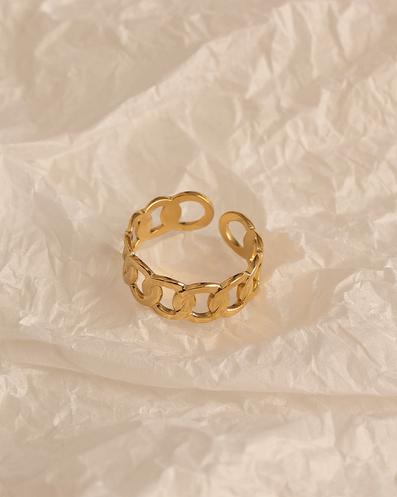 Detalle de anillo Cubano con acabado dorado