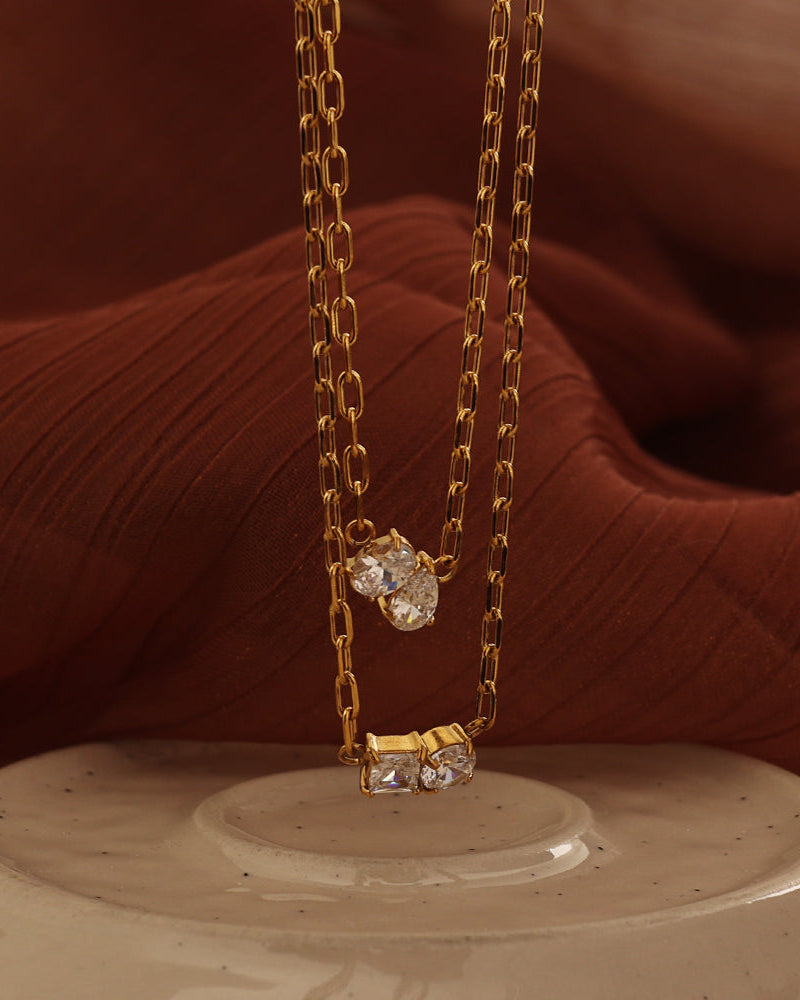 Detalle de collar Línea Radiante con acabado dorado