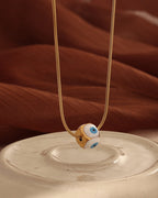 Detalle de collar Brisa Celeste con acabado dorado