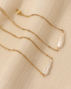 Detalle de collar Bruma Barroca con acabado dorado