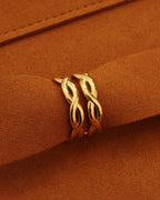 Detalle de anillo Boreal con acabado dorado