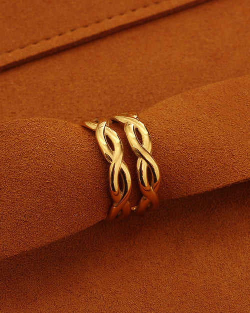 Detalle de anillo Boreal con acabado dorado