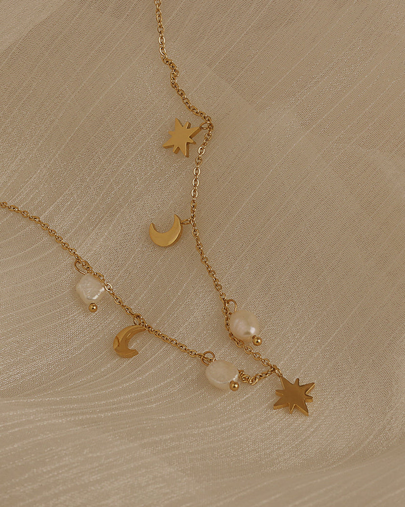 Detalle de collar Perla Viva con acabado dorado