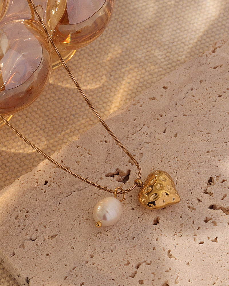 Detalle de collar Corazón Perlado con acabado dorado