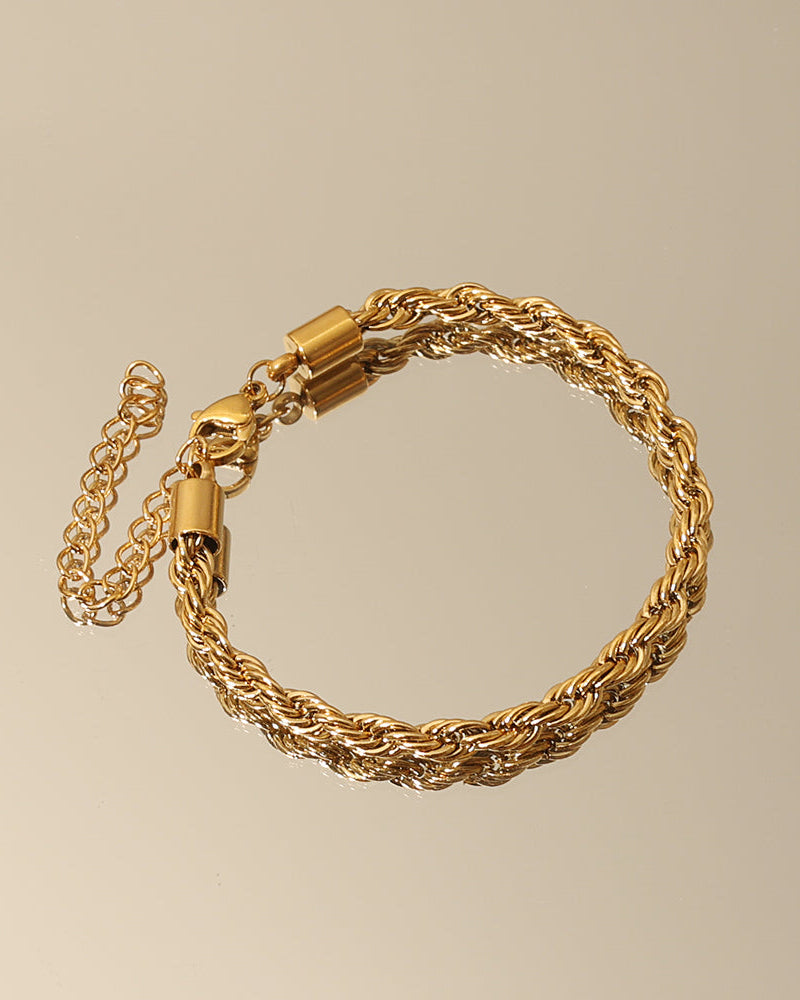 Detalle de pulsera Trenza Solar con acabado dorado