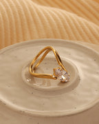 Detalle de anillo Gema con acabado dorado