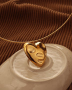 Vista adicional de collar Corazón Solar de Xihe By Dm