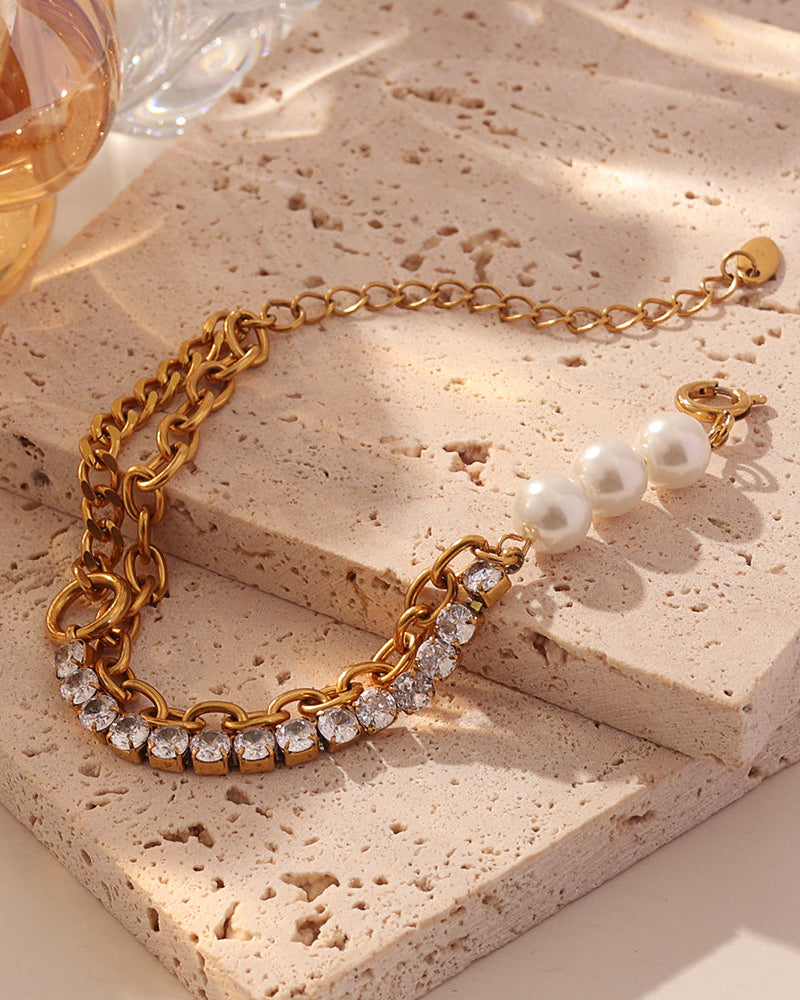 Detalle de pulsera Luz Serena con acabado dorado