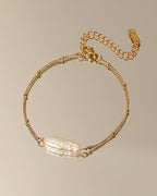 Detalle de pulsera Niebla Barroca con acabado dorado